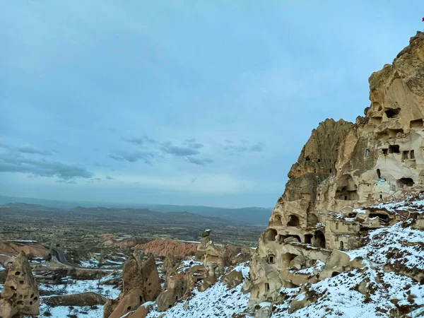 Tündérkémény Barlangok Galambvölgyben Télen Havazva Uchisarban Cappadociában Törökországban — Stock Fotó