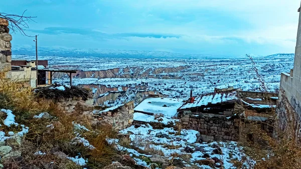 Jaskinie Komina Dolinie Gołębia Pokryte Śniegiem Zimie Uchisar Kapadocja Turcja — Zdjęcie stockowe