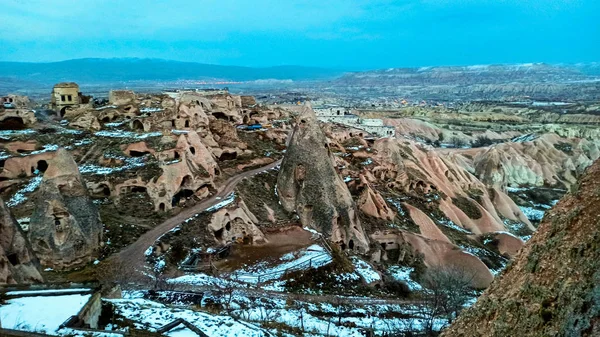 Uchisar Kapadokya Türkiye Kışın Karla Kaplı Güvercin Vadisindeki Peri Baca — Stok fotoğraf