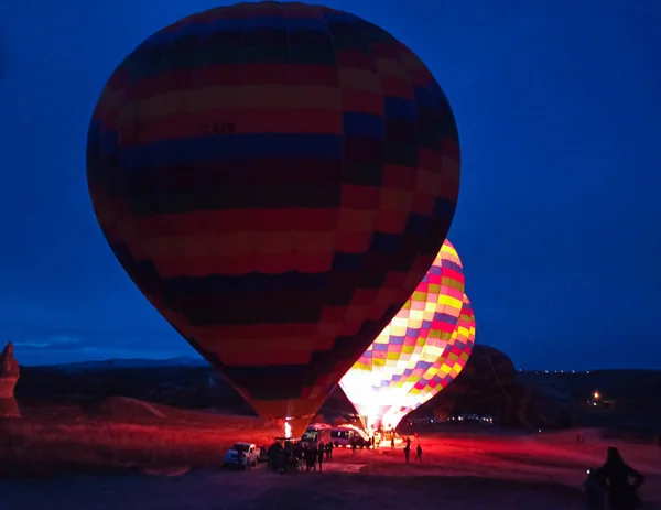 Színes Hőlégballonok Repülnek Cappadocia Felett Kora Reggel Télen Sötét Reggelen — Stock Fotó