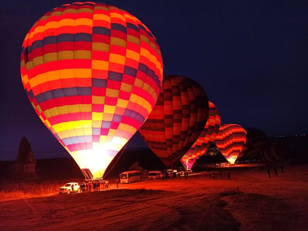 Színes Hőlégballonok Repülnek Cappadocia Felett Kora Reggel Télen Sötét Reggelen — Stock Fotó