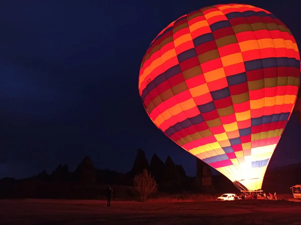 Színes Hőlégballonok Repülnek Cappadocia Felett Kora Reggel Télen Sötét Reggelen — Stock Fotó