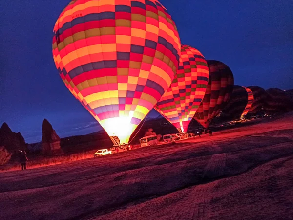 Kolorowe Balony Gorące Powietrze Przelatujące Nad Kapadocją Wczesnym Rankiem Zimą — Zdjęcie stockowe