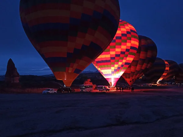 Kolorowe Balony Gorące Powietrze Przelatujące Nad Kapadocją Wczesnym Rankiem Zimą — Zdjęcie stockowe