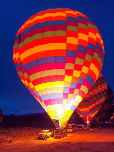 Színes Hőlégballonok Repülnek Cappadocia Felett Kora Reggel Télen Sötét Reggelen — Stock Fotó