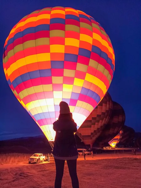 Fiatal Néz Színes Hőlégballonok Kora Reggel Sziklás Táj Cappadocia Törökország — Stock Fotó