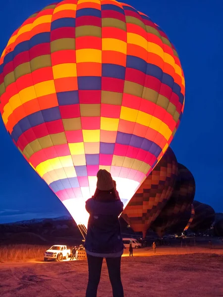 Fiatal Néz Színes Hőlégballonok Kora Reggel Sziklás Táj Cappadocia Törökország — Stock Fotó