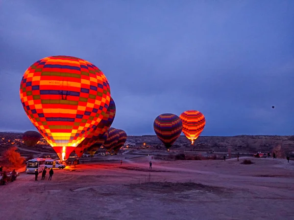 Színes Hőlégballonok Repülnek Cappadocia Felett Kora Reggel Télen Sötét Reggelen — Stock Fotó