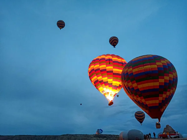 Bunte Heißluftballons Fliegen Über Kappadokien Frühmorgens Winter Mit Dunklem Morgen — Stockfoto