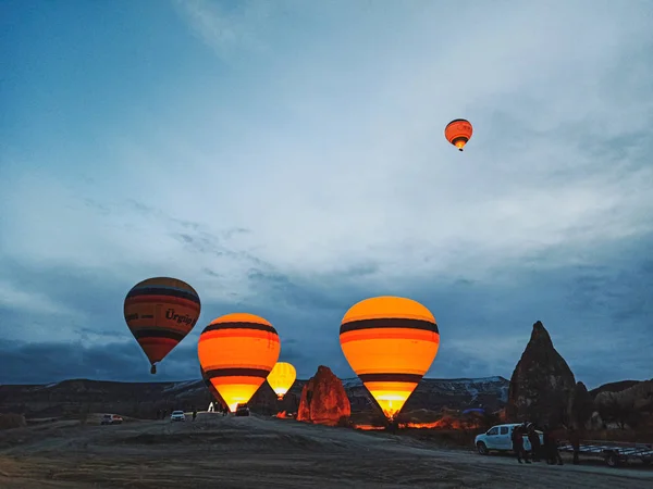 Kleurrijke Hot Air Ballonnen Vliegen Cappadocië Vroege Ochtend Winter Met — Stockfoto