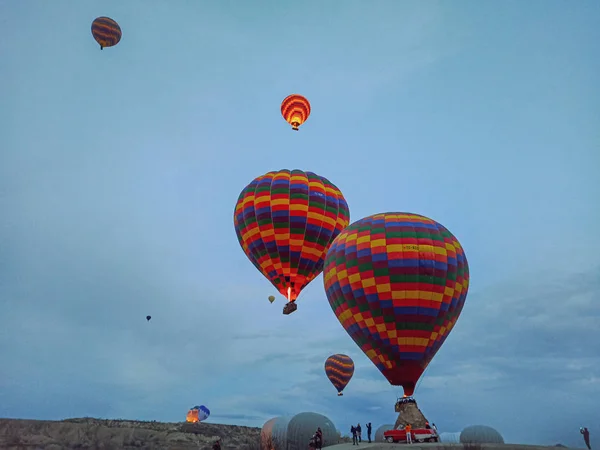 Montgolfières Colorées Survolant Cappadoce Tôt Matin Hiver Avec Matin Sombre — Photo