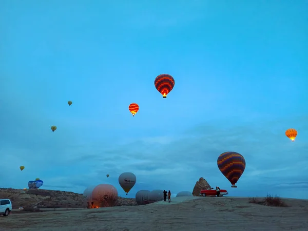 Barevné Horkovzdušné Balónky Letící Nad Cappadocia Časně Ráno Zimě Tmavým — Stock fotografie