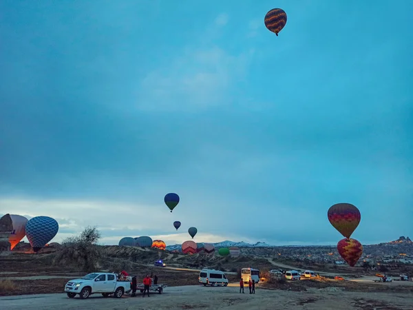 Színes Hőlégballonok Repülnek Cappadocia Felett Kora Reggel Télen Sötét Reggelen — Stock Fotó