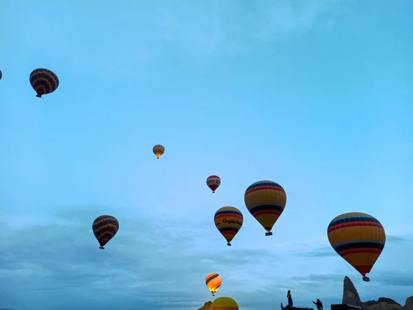 Bunte Heißluftballons Fliegen Über Kappadokien Frühmorgens Winter Mit Dunklem Morgen — Stockfoto