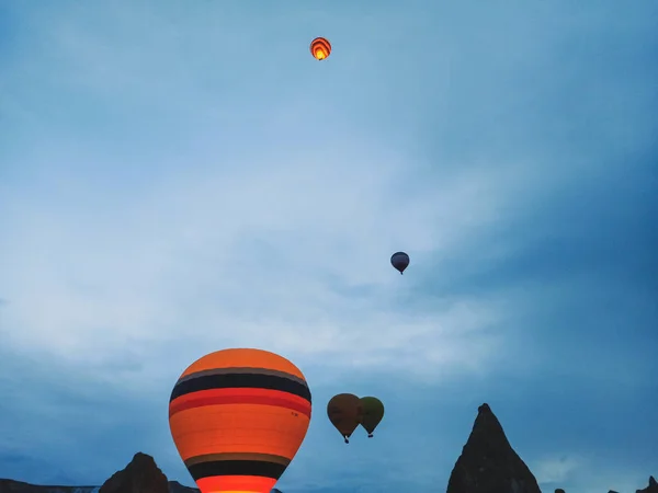 Barevné Horkovzdušné Balónky Letící Nad Cappadocia Časně Ráno Zimě Tmavým — Stock fotografie