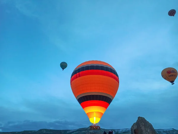 Színes Hőlégballonok Repülnek Cappadocia Felett Kora Reggel Télen Sötét Reggelen — Stock Fotó