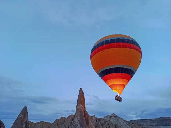 Kleurrijke Hot Air Ballonnen Vliegen Cappadocië Vroege Ochtend Winter Met — Stockfoto