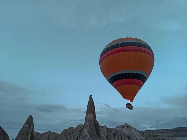Barevné Horkovzdušné Balónky Letící Nad Cappadocia Časně Ráno Zimě Tmavým — Stock fotografie