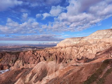 Kapadokya, Türkiye 'de gün batımında Kızıl Vadi' de (Kızılvadi) renkli tufa oluşumları