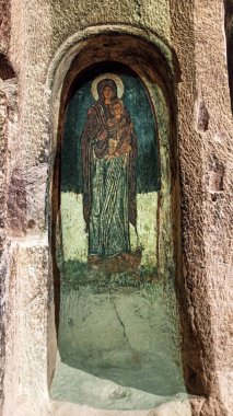 Gumusler Manastırı içeriden. Kapadokya 'daki Mağara Kilisesi' nin duvarında kutsal Freskolar.