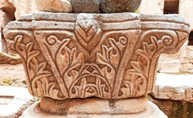 Antik ve gizli Gumusler kalıntıları ve manastır Cappadocia, Gumusler, Nigde 'de duvarlar ve taşlarla çevrili.