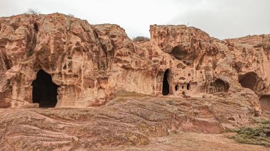 Antik ve gizli Gumusler kalıntıları ve manastır Cappadocia, Gumusler, Nigde 'de duvarlar ve taşlarla çevrili.