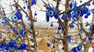 Vadideki peri bacaları Goreme, Kapadokya, Türkiye 'de kışın karla kaplı
