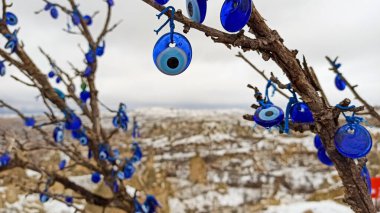 Vadideki peri bacaları Goreme, Kapadokya, Türkiye 'de kışın karla kaplı