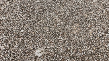 Anadolu 'da yolda bir sürü küçük gri kayalık taş var.