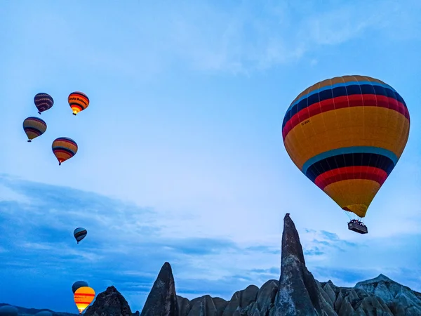 Színes Hőlégballonok Repülnek Cappadocia Felett Kora Reggel Télen Sötét Reggelen — Stock Fotó