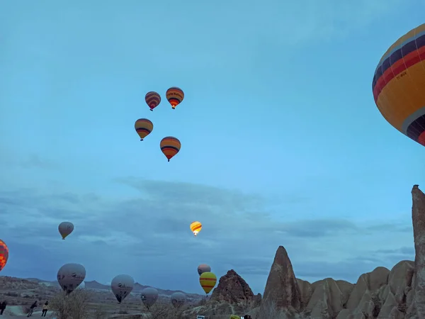 Kolorowe Balony Gorące Powietrze Przelatujące Nad Kapadocją Wczesnym Rankiem Zimą — Zdjęcie stockowe