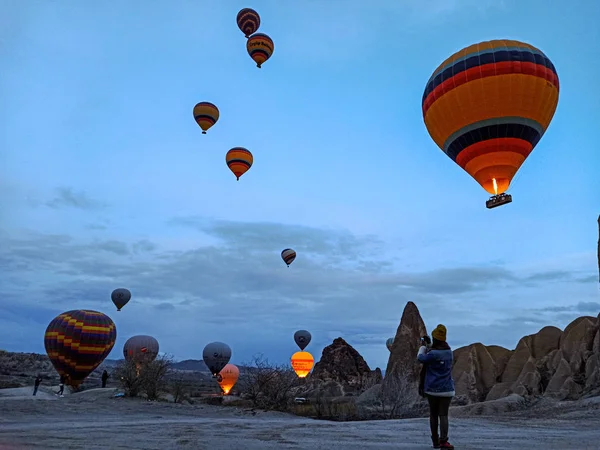 Színes Hőlégballonok Repülnek Cappadocia Felett Kora Reggel Télen Sötét Reggelen — Stock Fotó