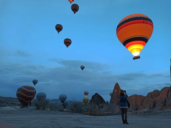Színes Hőlégballonok Repülnek Cappadocia Felett Kora Reggel Télen Sötét Reggelen — Stock Fotó