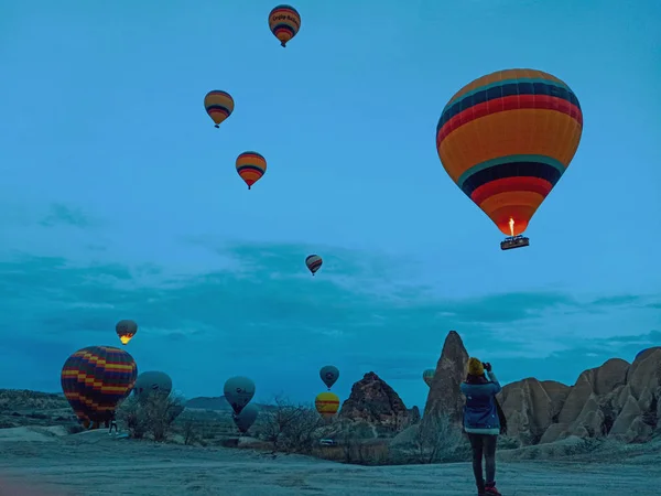 Színes Hőlégballonok Repülnek Cappadocia Felett Kora Reggel Télen Sötét Reggelen — Stock Fotó