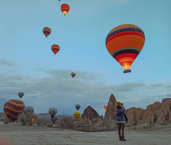 Kleurrijke Hot Air Ballonnen Vliegen Cappadocië Vroege Ochtend Winter Met — Stockfoto