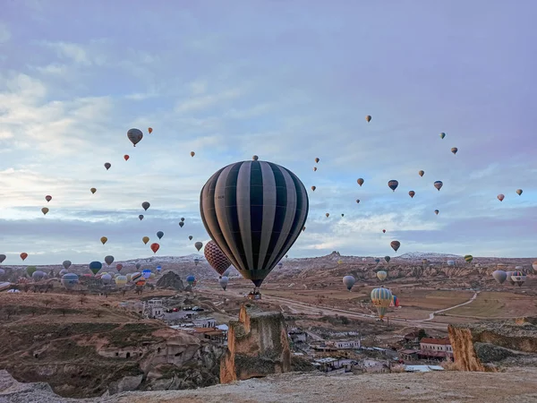 Kolorowe Balony Ogrzane Powietrze Latające Wschodzie Słońca Kamienistym Krajobrazem Kapadocji — Zdjęcie stockowe