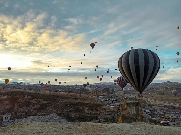 Színes Hőlégballonok Repülnek Napfelkeltekor Sziklás Tájjal Cappadociában Törökországban — Stock Fotó