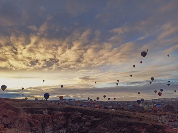 Coloridos Globos Aire Caliente Volando Amanecer Con Paisajes Rocosos Capadocia — Foto de Stock