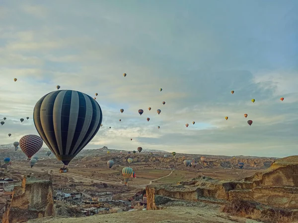 Coloridos Globos Aire Caliente Volando Amanecer Con Paisajes Rocosos Capadocia — Foto de Stock