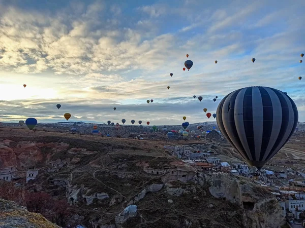 Bunte Heißluftballons Sonnenaufgang Mit Felsiger Landschaft Kappadokien Türkei — Stockfoto