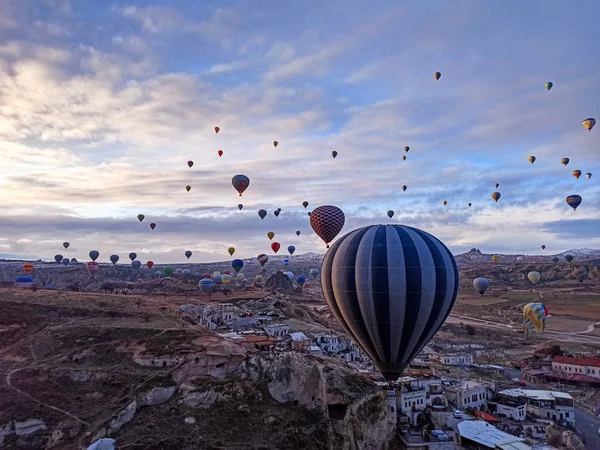 Balões Quente Coloridos Voando Nascer Sol Com Paisagem Rochosa Capadócia — Fotografia de Stock