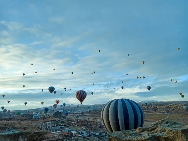 Balões Quente Coloridos Voando Nascer Sol Com Paisagem Rochosa Capadócia — Fotografia de Stock