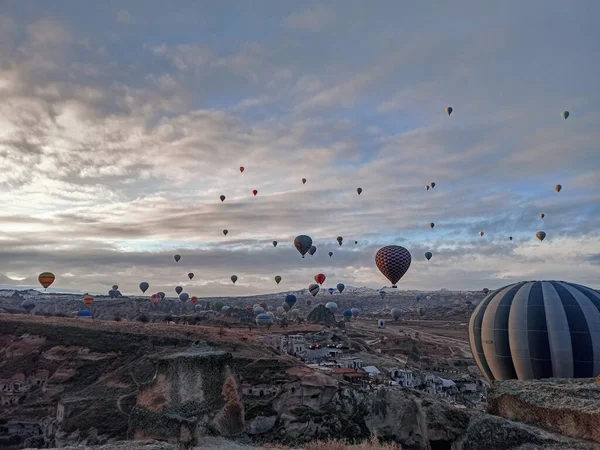 Balões Quente Coloridos Voando Nascer Sol Com Paisagem Rochosa Capadócia — Fotografia de Stock