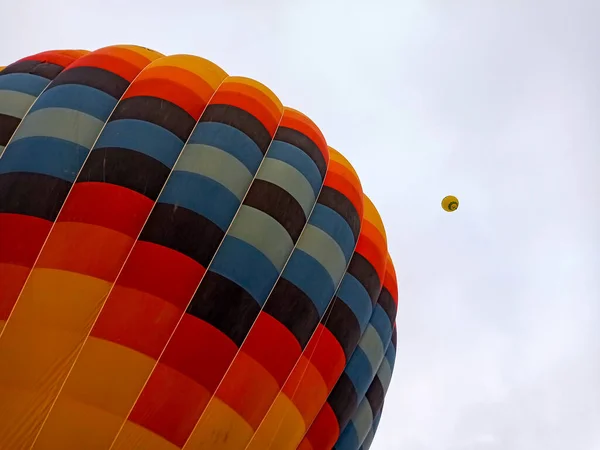 Kolorowe Balony Ogrzane Powietrze Latające Wschodzie Słońca Kamienistym Krajobrazem Kapadocji — Zdjęcie stockowe