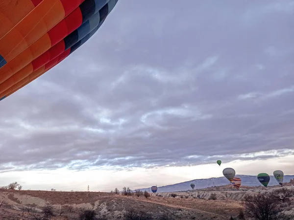 Színes Hőlégballonok Repülnek Napfelkeltekor Sziklás Tájjal Cappadociában Törökországban — Stock Fotó