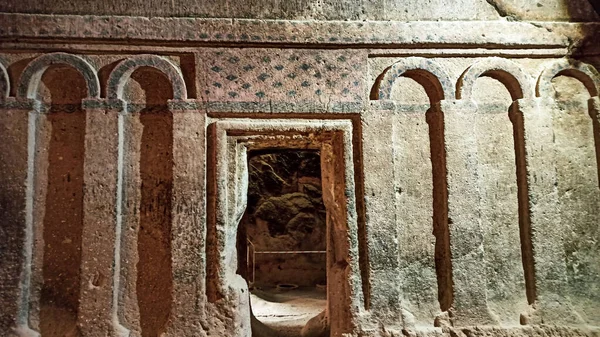 从内部看Gumusler修道院 卡帕多西亚洞穴教堂墙壁上的圣菲雷克斯 — 图库照片