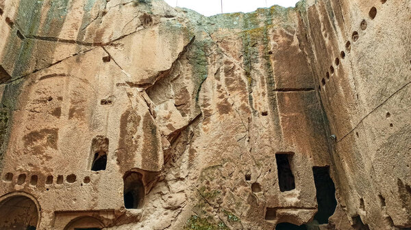 Древние и тайные руины Гумуслера и монастырь, окруженный стенами и камнями в Каппадокии, Гумуслере, Нигде
