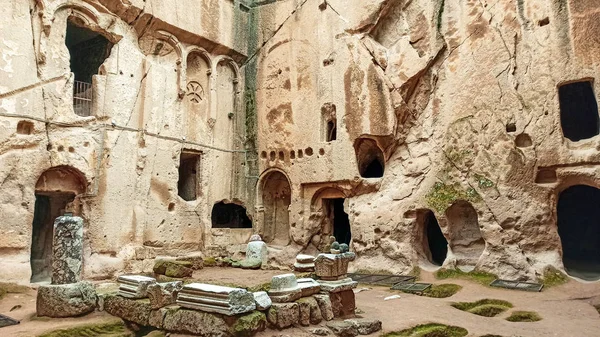 在尼日利亚Gumusler的Cappadocia 古老而神秘的Gumusler废墟和被墙壁和石头包围的修道院 — 图库照片