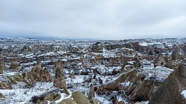 Cheminées Féeriques Dans Vallée Couverte Neige Hiver Goreme Cappadoce Turquie — Photo