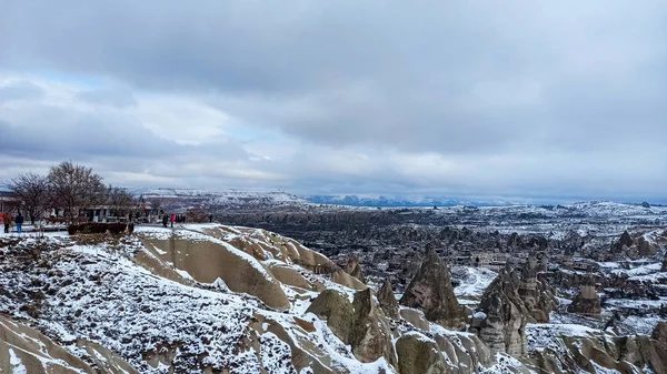 Vadideki Peri Bacaları Goreme Kapadokya Türkiye Kışın Karla Kaplı — Stok fotoğraf